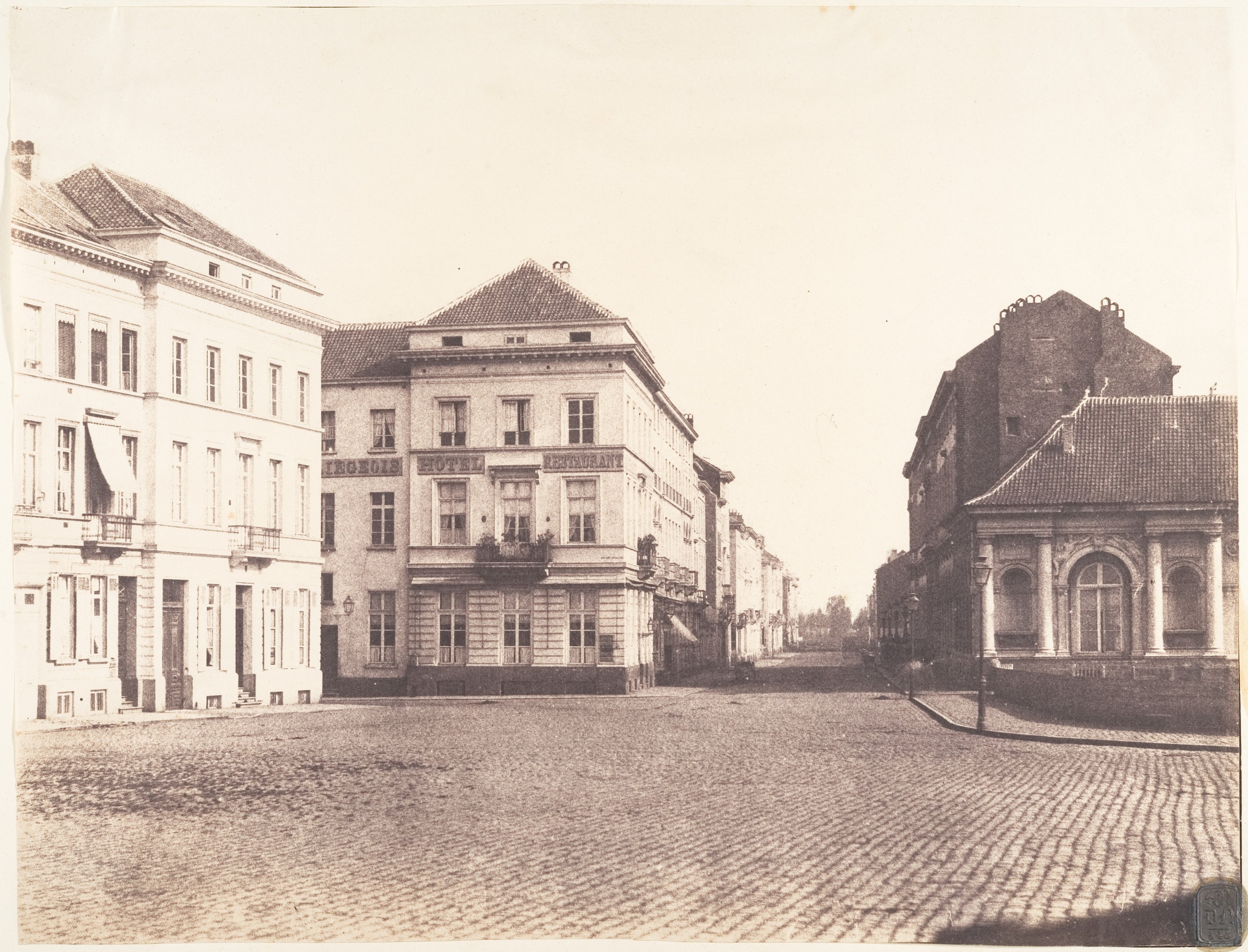 Il vient à Bruxelles, voit un appartement place du Cologne no. 7