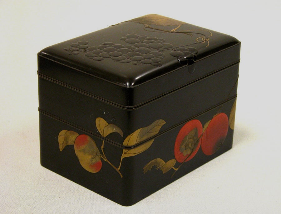 果蔬蒔絵菓子箱|Two-Tiered Box with Design of Autumn Fruits