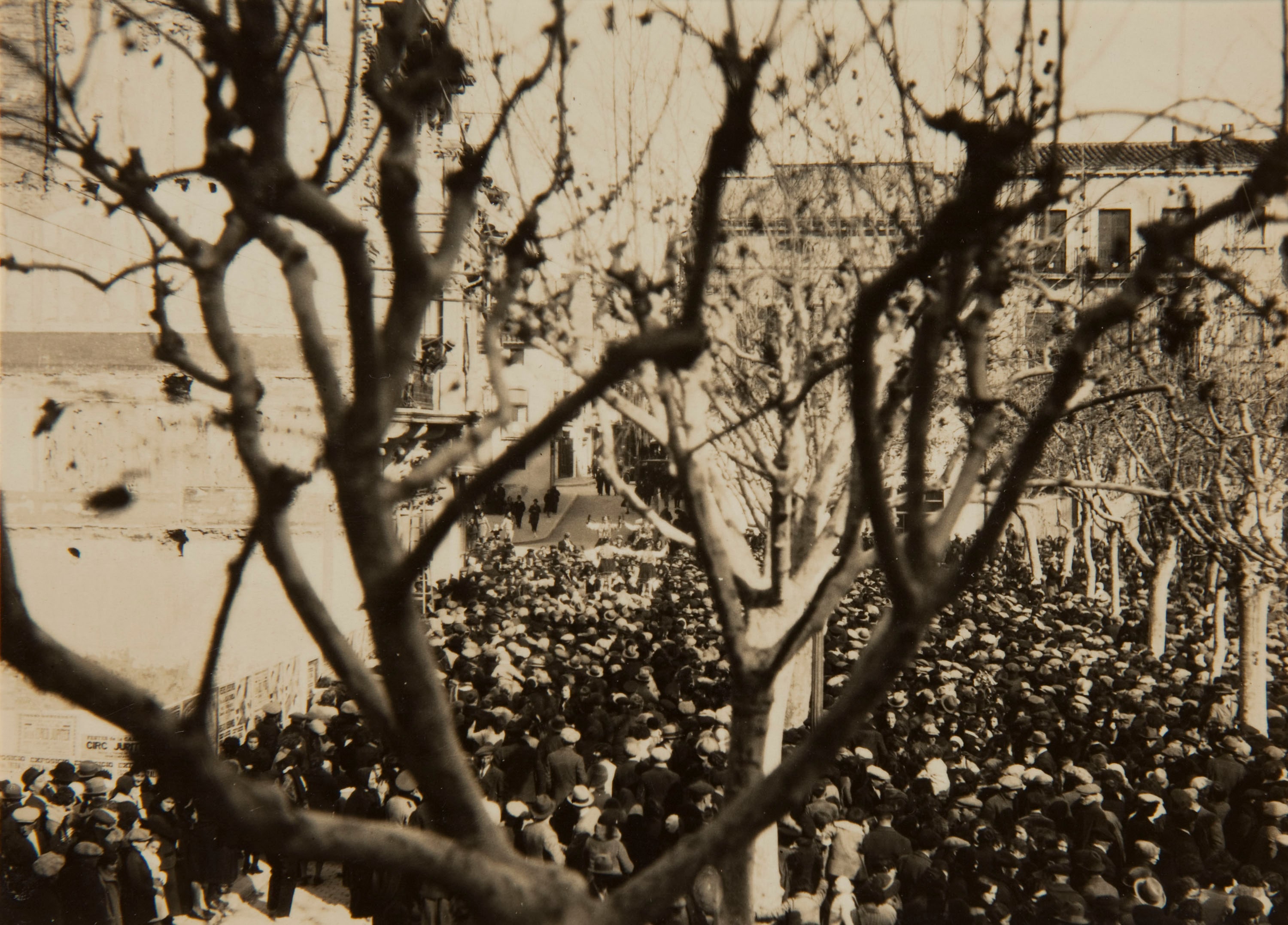 “Moixiganga,” human towers and sardanas in the courtyard. Here is a glimpse of the crowd that filled our town (Valls)