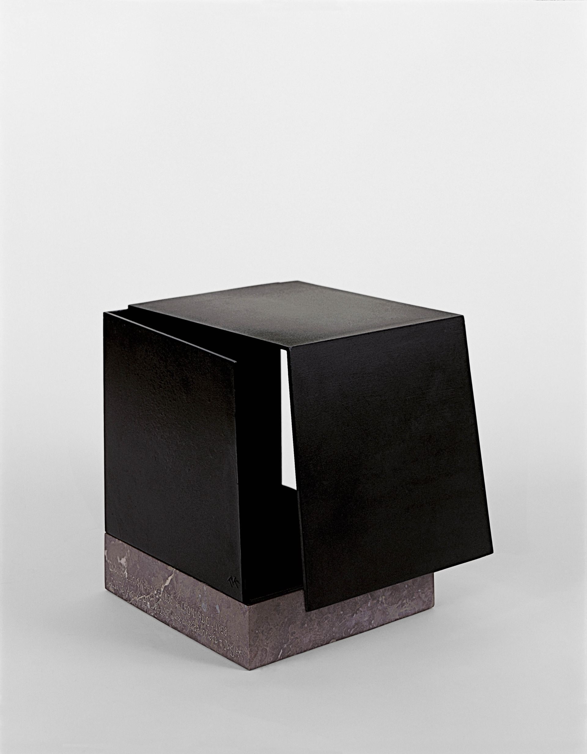 Metaphysical Box by Conjunction of Two Trihedrons. Homage to Leonardo