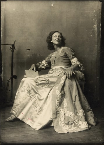 Femme vêtue d'une robe de cour XVIIIe siècle