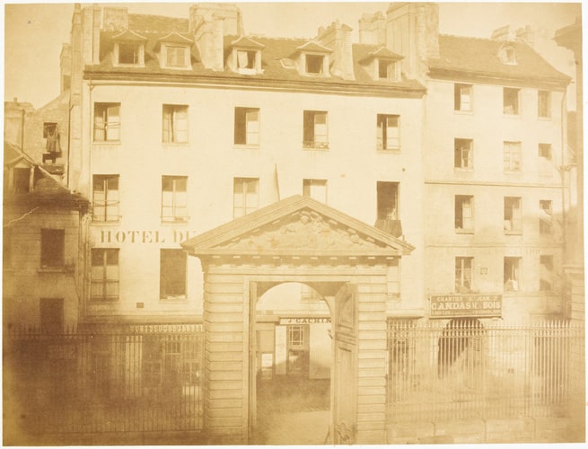 Place Cambray, vue prise de la cour du Collège de France