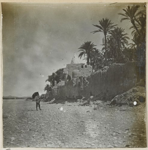 Homme avec un parapluie noir près de Biskra