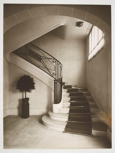 Maison-atelier d'Edgar Brandt au 101 (aujourd'hui 103) boulevard Murat, Paris 16è, vue du départ de l'escalier.