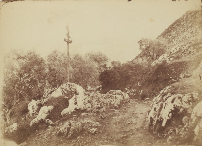 Paysage de montagne avec une croix