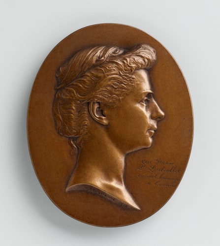 Femme de profil droit