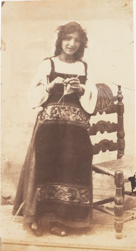 Jeune femme italienne posant