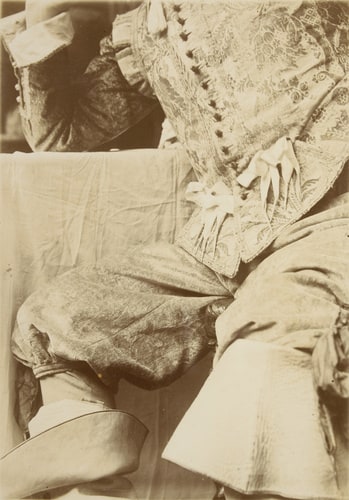 Buste et cuisses d'une femme vêtue en costume XVIIIe siècle