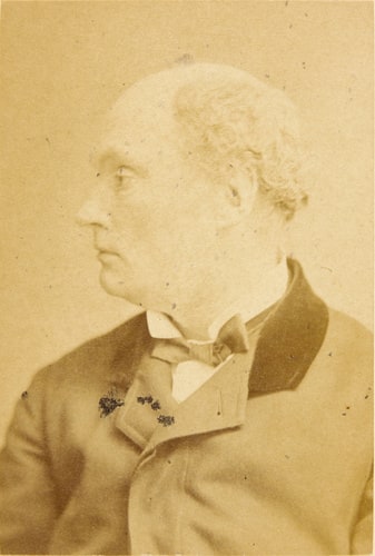 Daniel Maclise, peintre irlandais, de profil, en buste
