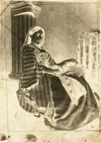 Paysanne assise au tambourin