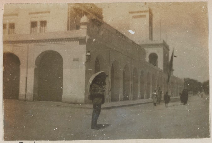 Homme avec un parapluie dans une rue de Biskra