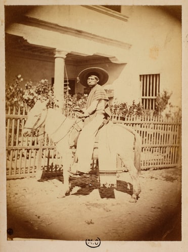 Paysan mexicain assis sur un cheval