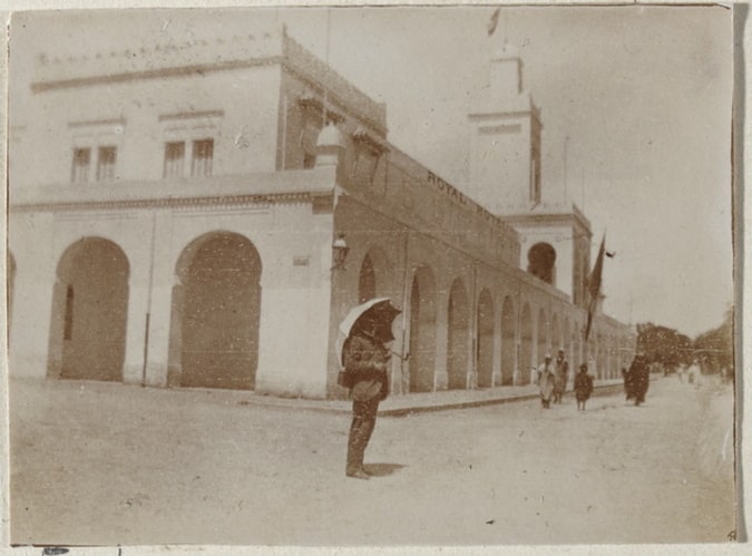 Homme avec un parapluie dans une rue de Biskra