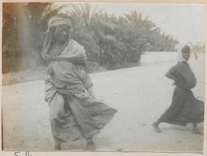 Femme et petite fille dans une rue de Biskra