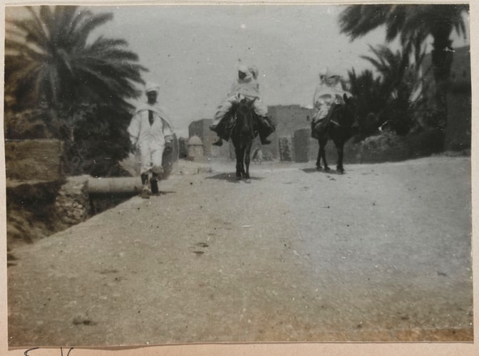 Personnages montés sur des ânes et homme à pied
