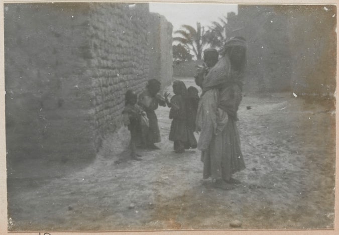 Femme et enfants dans une rue de Biskra