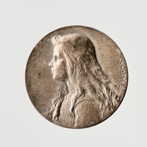 Fillette de profil gauche