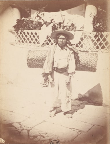 Paysan mexicain debout, portant sur son dos un panier