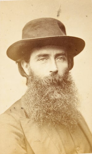 Frederick George Stephens, peintre et écrivain britannique, en buste, avec chapeau