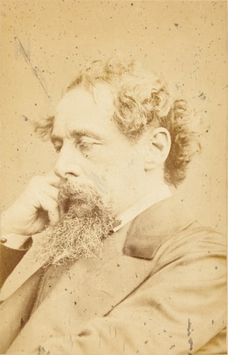 Charles Dickens, écrivain britannique, en buste, de profil