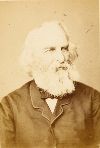 Henry Wadsworth Longfellow, poète états-unien, en buste, de trois-quart