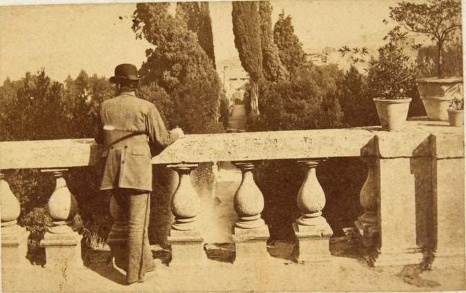 Homme sur un balcon, villa d'Este