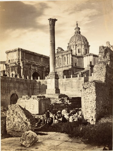 La Colonne de Phocas et l'arc de Septime Sévère sur le Forum et l'église Santi Luca e Martina, à Rome