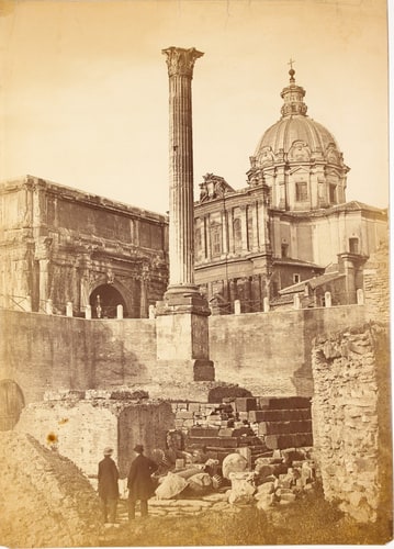 La Colonne de Phocas et l'arc de Septime Sévère sur le Forum et l'église Santi Luca e Martina, à Rome