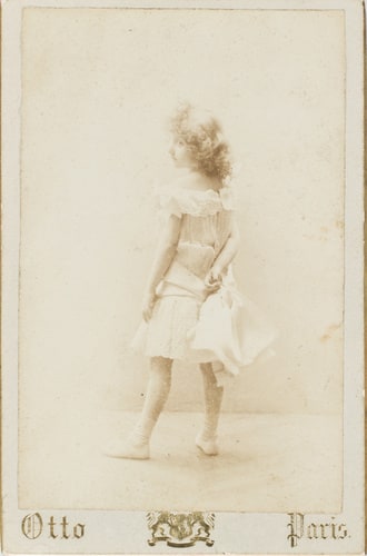 Elaine Greffulhe, en pied, de trois-quarts dos