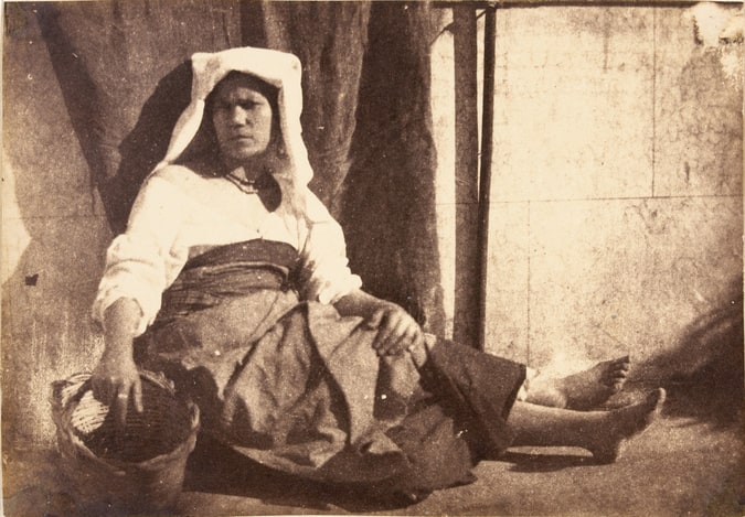 Femme italienne assise au sol