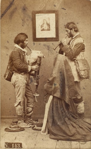 Deux pifferari de profil et religieuse