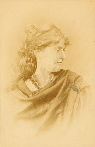 Laura Theresa Alma-Tadema, née Laura Theresa Epps, peintre et illustratrice, seconde épouse du peintre, drapée, de profil