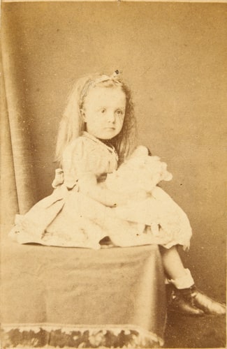 Anna Alma-Tadema, âgée de trois ans, assise, de trois-quarts