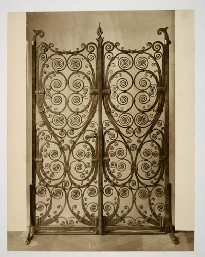 Grille à deux vantaux en fer forgé