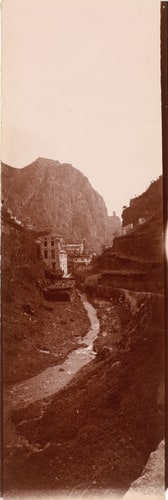 Près de Thusis, vallée avec rivière et village
