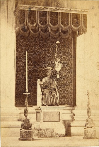 Statue en bronze de Saint-Pierre, Basilique Saint-Pierre de Rome