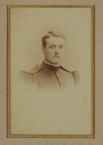 Portrait d'un jeune homme vêtu en militaire