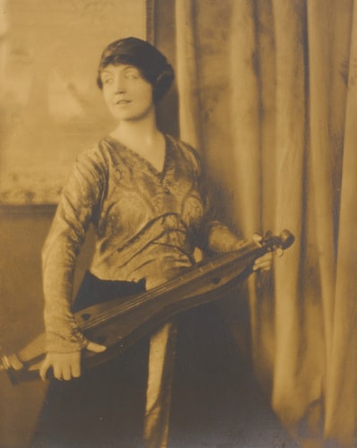 Loraine Wyman tenant un instrument de musique