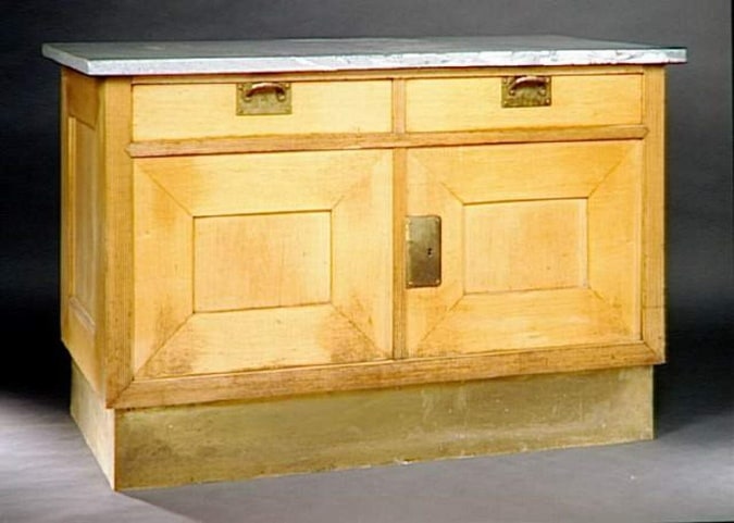 Commode à vantaux