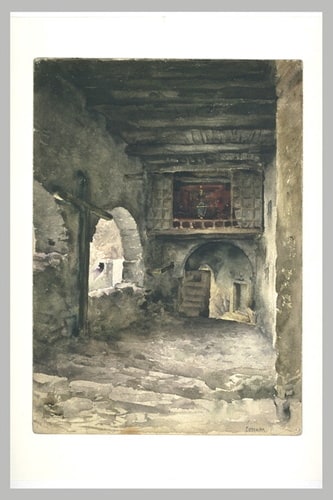 Passage couvert entre des immeubles, avec une grande croix