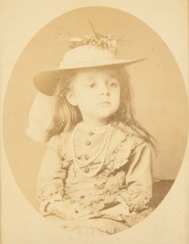 Laurence Alma-Tadema, romancière et poètesse, fille aînée du peintre, à l'âge de cinq ans, portant un chapeau