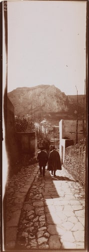 Italie, deux carabiniers marchant sur un chemin