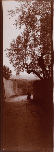 Italie, femme marchant sur un chemin