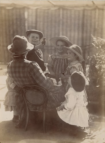 Trois enfants Guigues avec la bonne Célestiane et deux amis (Gabrielle, Marguerite et Etienne)