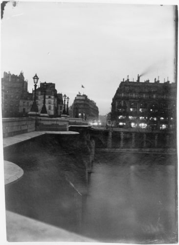 La Samaritaine et la Belle Jardinière, magasins de confection, dans la nuit, Paris