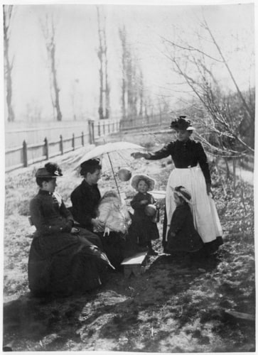 Une famille dans un jardin