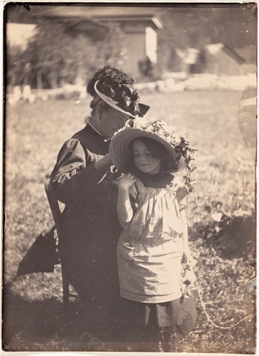 Femme avec une fillette dans un jardin