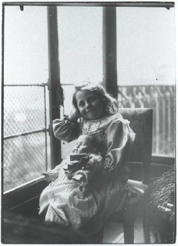 Petite fille assise avec une poupée