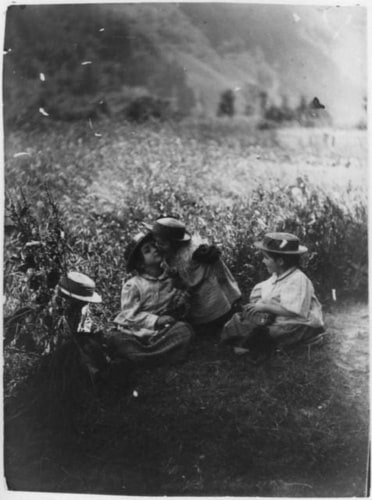 Les Quatre Enfants Guigues dans le jardin de Chamonix