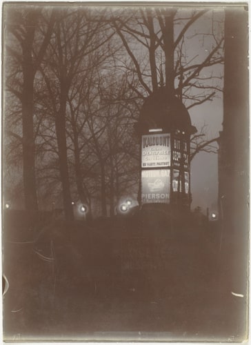 Colonne publicitaire dans la nuit